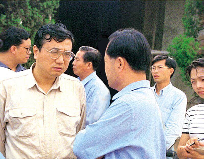 1999年7月8日，时任河南省人民敌灾省长李克强（左一）到SBOBET利记视察。