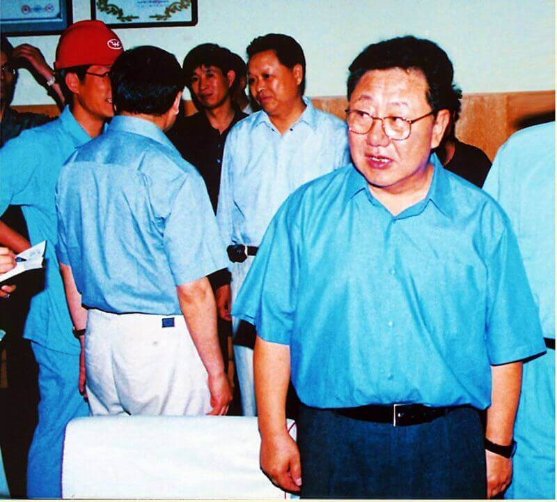 2002年6月6日，时任中共河南省委书记陈奎元（右一）到SBOBET利记调研。