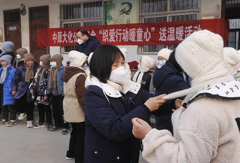 公司工会到助扶村发展送温暖活动