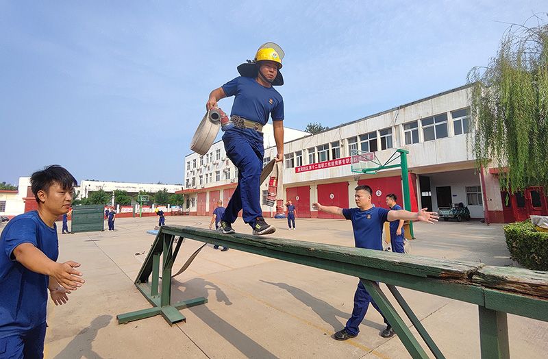 园区进行第十二届职工技术较量专职消防员技术交锋