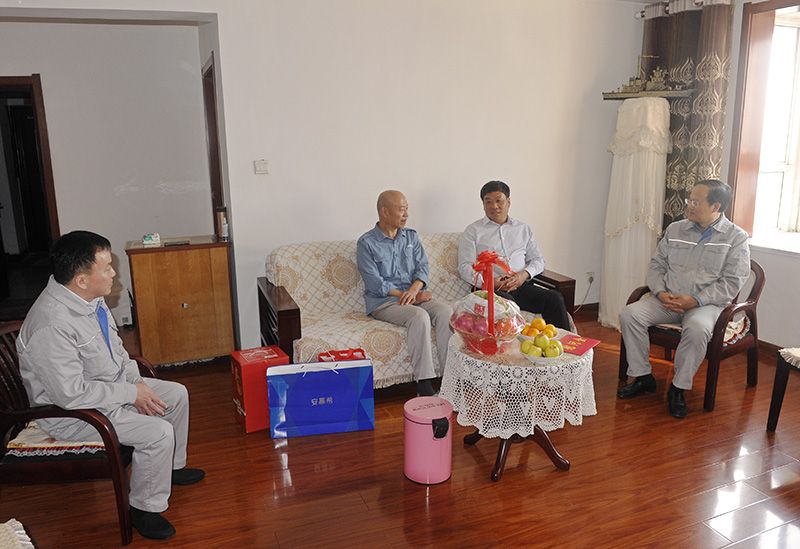 濮阳市总工会探望慰问“全国劳模”朱新德