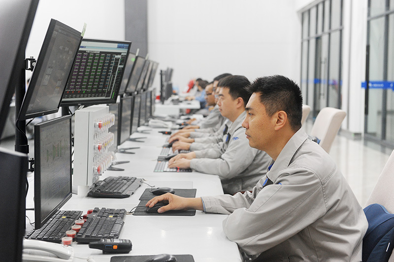 国庆坚守，岗位上的动人画卷 (1)