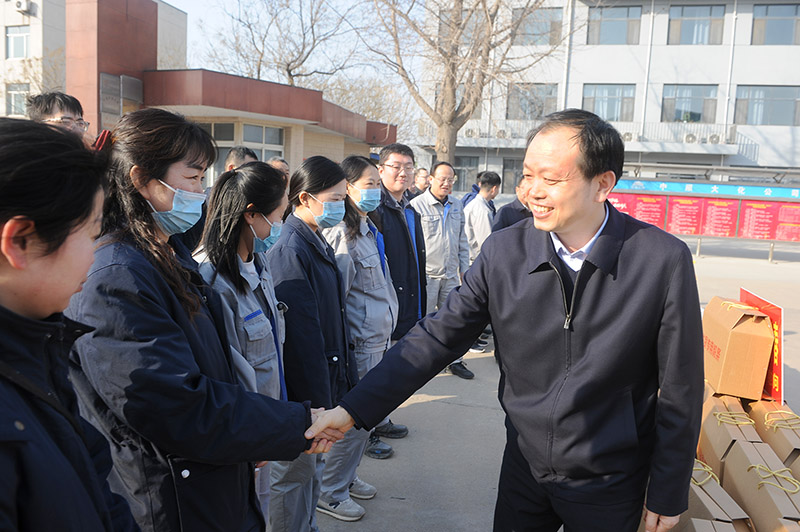 张五星到SBOBET利记发展节前走访慰问 (1)